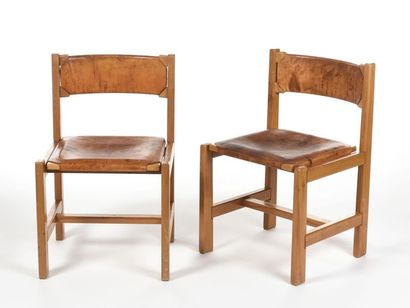 null MAISON REGAIN
Paire de chaises à structure en orme massif et garniture en cuir...