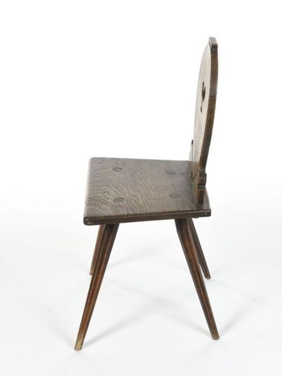 null TRAVAIL SAVOYARD
Paire de chaises basses quadripodes en bois sculpté à dossier...