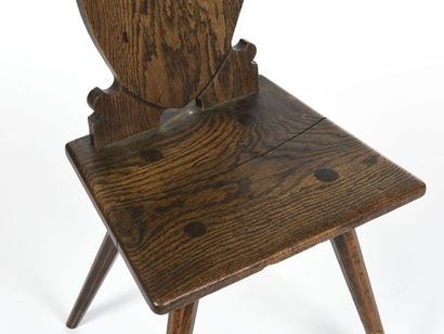 null TRAVAIL SAVOYARD
Paire de chaises basses quadripodes en bois sculpté à dossier...