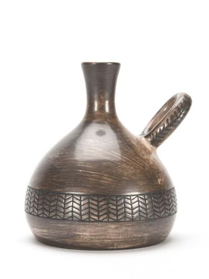 null Guy-Roland MARCY (1925)
Vase de forme renflée à col rétréci à une anse en céramique...