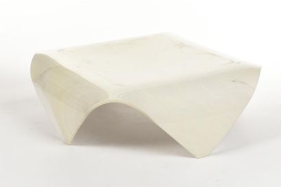null TRAVAIL 1970
Table basse en fibre de verre et résine polyester blanche
H: 35...