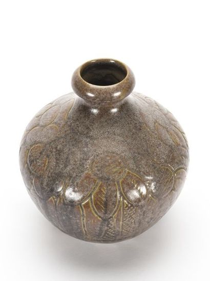 null Roger GUERIN (1896-1954)
Vase de forme à col resserré à décor de végétaux tournant...