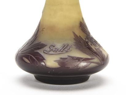 null Émile GALLÉ (1846-1904)
Vase de forme coloquinte à décor d'anémones Epreuve...