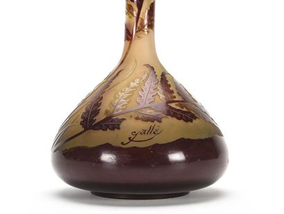 null Emile GALLÉ (1846-1904)
Vase de forme ovoïde à long col. Epreuve réalisée en...