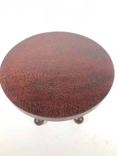 null Charles DUDOUYT (1885-1946) 
Table basse en chêne teinté foncé à plateau circulaire...