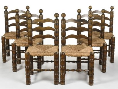 null TRAVAIL FRANÇAIS 1950
Suite de six chaises à structure en chêne teinté aux montants...