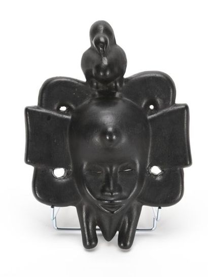 null Roger CAPRON (1922-2006)
Masque Africain en céramique émaillée noire.
Circa...
