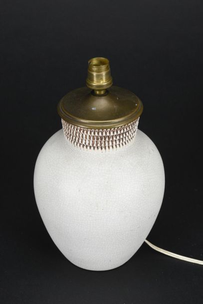 null Pol CHAMBOST (1906-1983) 
Vase transformé en lampe de forme oblongue en céramique...