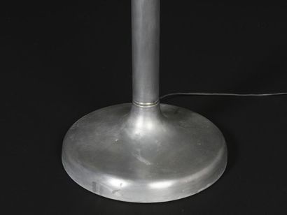 null TRAVAIL MODERNISTE 1930
Lampadaire en aluminium à fût cylindrique, surmonté...