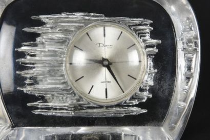 null DAUM France 
Horloge de table en verre moulé pressé de forme légèrement ovale...