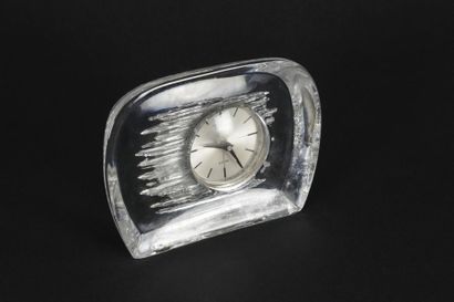 null DAUM France 
Horloge de table en verre moulé pressé de forme légèrement ovale...