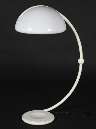 null Elio MARTINELLI (1921-2004) 
Lampadaire modèle N°2131 dit Serpente en métal...