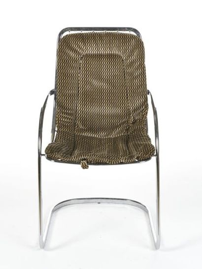 null CIDUE
Suite de deux chaises à structure en métal chromé et garniture en velours...