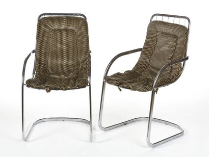 null CIDUE
Suite de deux chaises à structure en métal chromé et garniture en velours...