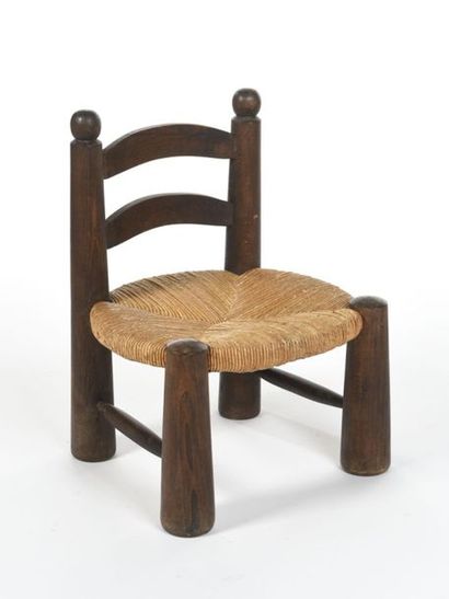 null TRAVAIL FRANÇAIS 1950
Chaise en forme de quilles à structure en chêne teinté...