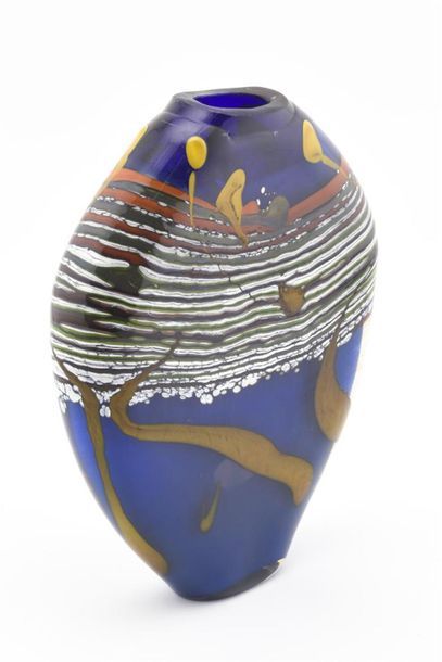 null Jean-Luc GARCIN (1954) 
Haut vase en verre soufflé polychrome de forme ovoïdale...