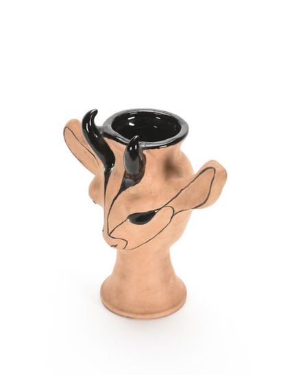 null Jean MARAIS (1913-1998) 
Biche 
Vase en terre cuite à émaillage noir. 
Signé...