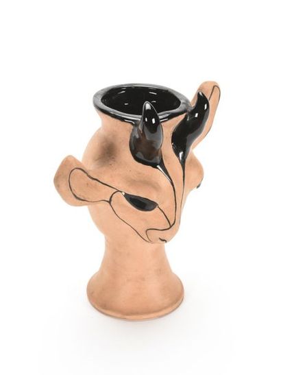 null Jean MARAIS (1913-1998) 
Biche 
Vase en terre cuite à émaillage noir. 
Signé...