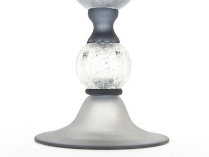 null TRAVAIL 1970
Grand vase de forme cornet et piédouche en verre satiné et marmoréen.
H:...