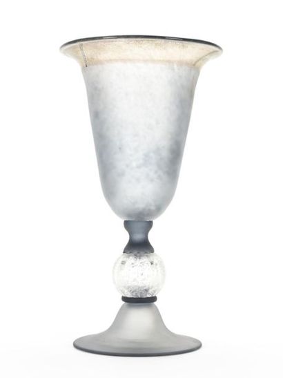 null TRAVAIL 1970
Grand vase de forme cornet et piédouche en verre satiné et marmoréen.
H:...