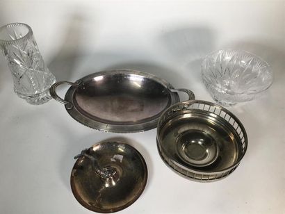 null Lot de vases en verre taillé, coupes et plat en métal argenté