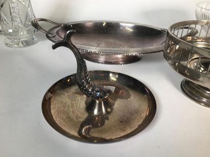 null Lot de vases en verre taillé, coupes et plat en métal argenté