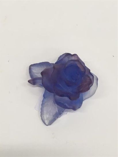 null DAUM, fleur en pate de verre de couleur bleu 
D : 5 cm