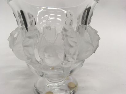 null LALIQUE 
Vase moineau en cristal taillé 
H : 13 cm