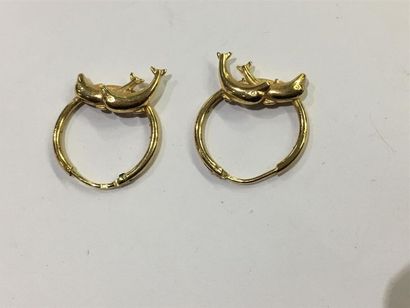 null paire de boucles d'oreilles en or jaune à décor de dauphin pds : 2, 72 grs

