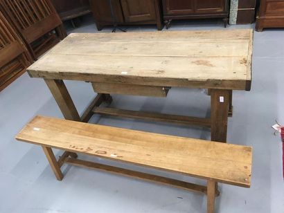 null Table de ferme en bois clair avec deux bancs
149 x 63 H: 76 cm
L bancs : 150...