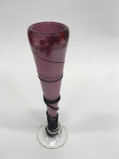 null UNTRAUER vase en verre soufflé décor à chaud 
H : 27 cm