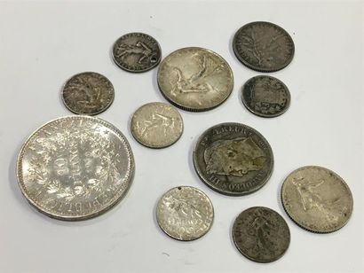 null Pièce de 10 francs 1970, et divers pièces de1 francs et 50 centimes en argent...