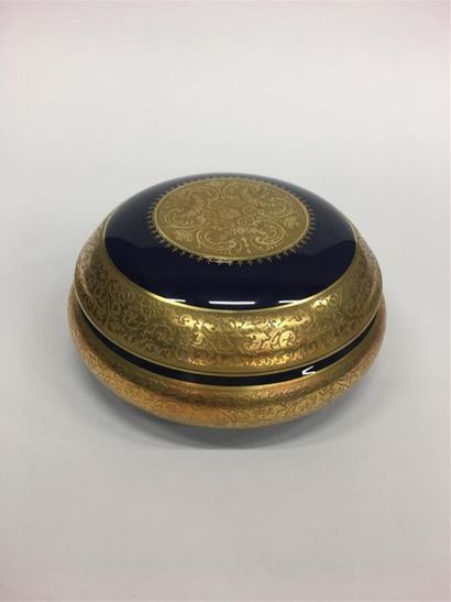 null LIMOGES bonbonnière en porcelaine bleu de décor doré deux or 
D : 17 cm
