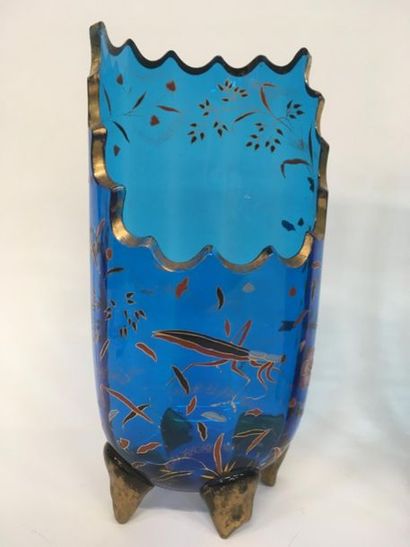 null Paire de vases en verre de couleur bleue émaillé à décor de mantes religieuses
H...