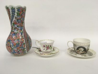null Deux tasses à thé dont une en porcleaine anglaise, un vase en porcelaine po...