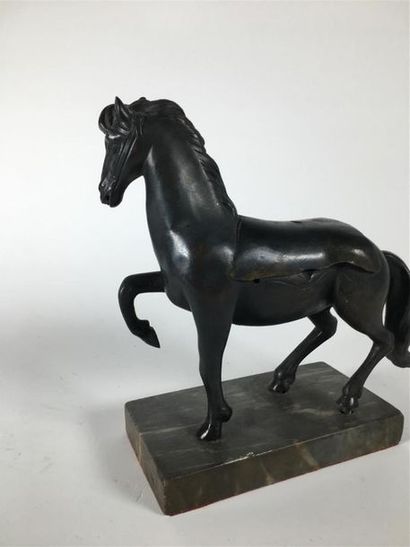 null Sujet en bronze patiné, cheval 
H : 23 cm