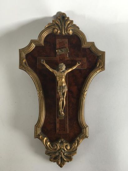 null Crucifix en bronze et loupe de noyer soulignée de laiton 
H : 34 cm