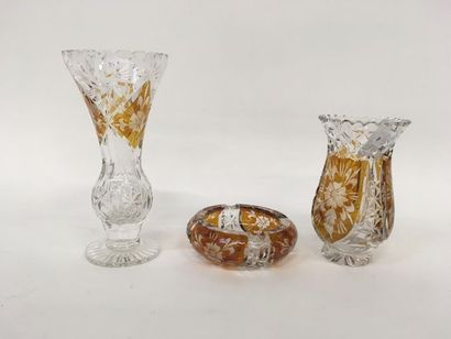 null Deux vases en cristal taillé et cendrier
