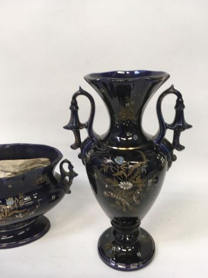 null Jardinière et vase en porcelaine bleu
H vase : 36 cm
Accident à une anse