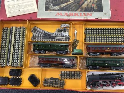 null MARKLIN Coffret HO comprenant une locomotive et son tender 800 , un wagon et...