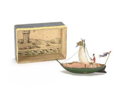 null ISSMAYER : Petit bateau à voile avec son marin, présenté en diorama.
 9 x 6...