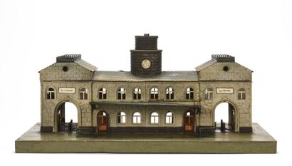 null MARKLIN : Gare centrale double face, en tôle peinte, composée de 3 bâtiments...