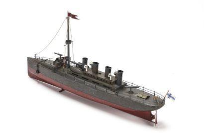 null BING : Bateau de guerre en tôle peinte rouge et gris, mécanique, à 4 cheminées,...