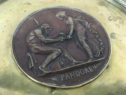 null PANDORE, coupe en bronze centre décoré d'après Ferdinand le vilain daté 1866
L...
