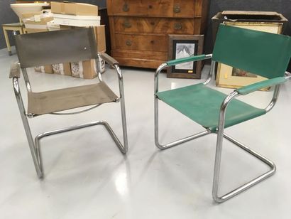 null Deux fauteuils années 80 
Garniture en simili cuir de couleur verte et grise,...