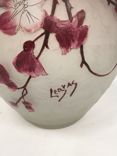null LEGRAS Vase boule en verre en relief à décor de fleurs de cerisier
signature...