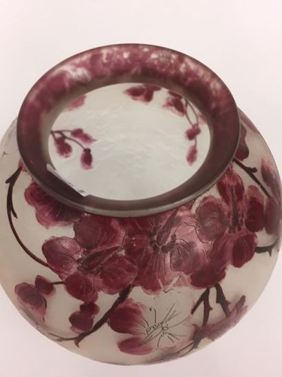 null LEGRAS Vase boule en verre en relief à décor de fleurs de cerisier
signature...