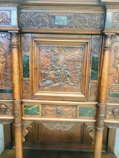 null Cabinet de style Renaissance en noyer sculpté de scènes bacchiques , inscrustation...