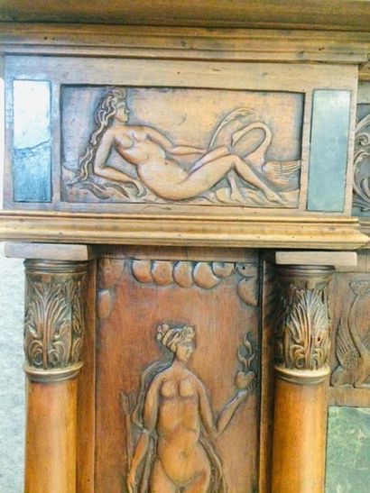 null Cabinet de style Renaissance en noyer sculpté de scènes bacchiques , inscrustation...