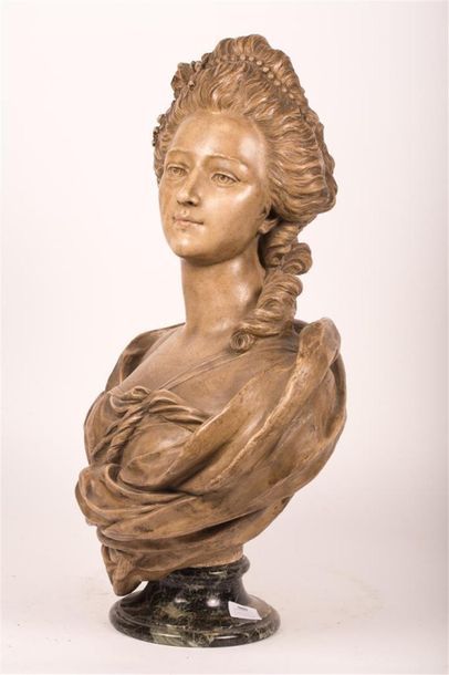 null d'après Félix LECOMTE 
Buste en terre cuite, portrait de Marie Antoinette
Socle...
